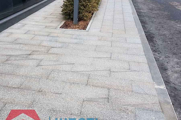 В чем особенности укладки гранитной плитки для тротуара?